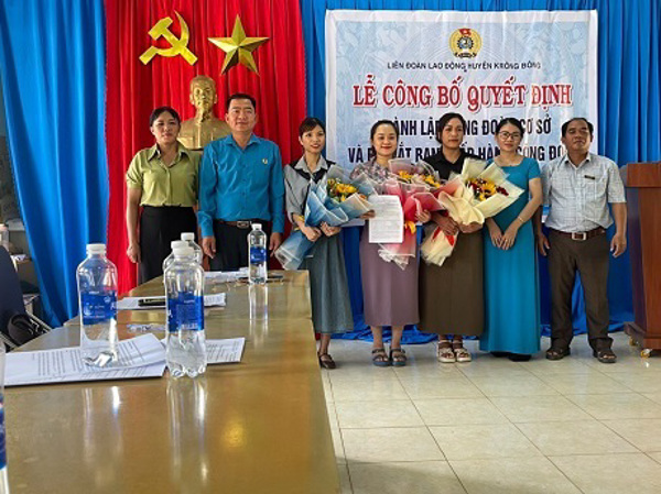 Liên đoàn Lao động huyện Krông Bông tổ chức Lễ công bố Quyết định thành lập Công đoàn cơ sở Trường Mẫu giáo Hoa Pơ Lang.